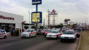 Manifestación de taxistas en Minatitlán.