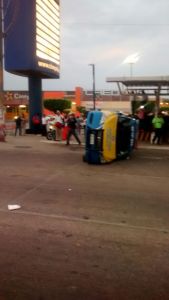 Así la dejaron frente a Chedraui.