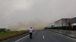 Se incendia también el pantano por Puente Jaime Dovalí, cerraron la circulación. (Foto Ronmel Viveros)