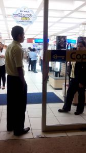 Los empleados y clientes se quedaron encerrados en la tienda, tras el robo.