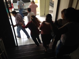 En el Ayuntamiento de Coatzacoalcos, la gente salió prácticamente huyendo en pánico del edificio municipal (Foto: Rocío Magaña)