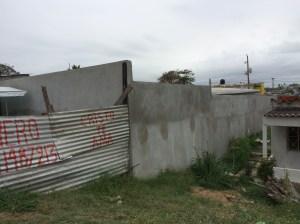 Una casa en construcción que había sido clausurada por Obras Públicas por invadir la vialidad; ya fue edificada por completo y hasta le pusieron barda.
