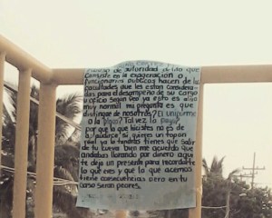 Uno de los carteles que aparecieron este viernes.