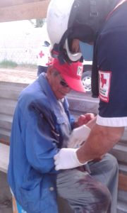 El velador sólo los alumbró con su lámpara y se le fueron encima.