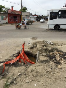 Las banquetas están destruidas por trabajos incompletos de la Secretaría de Obras Públicas.