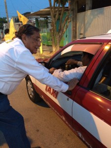 Los taxistas plantearon al candidato a que ya no suba el precio de la gasolina.