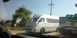 Los migrantes asegurados serían llevados hacia el INM en Acayucan, mediante esta camioneta gris.