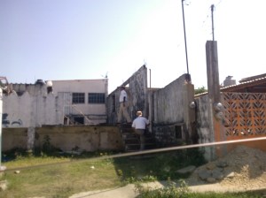 En un terreno particular, los agentes de Migración persiguen a centroamericanos que  huyeron para esconderse.