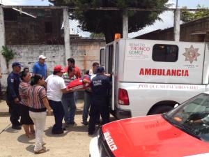 La tuvieron que llevar en ambulancia.