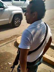 Se apostaron frente al CETIS 79 para supuestamente arrestar a 5 de los dirigentes estudiantiles del movimiento.