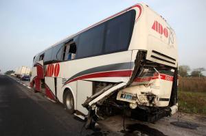 Atiende Protección Civil accidente carretero entre autobús ADO y 2 tractocamiones. (Foto AVC Noticias) 