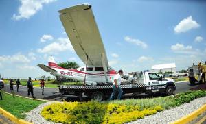 Desalojan la avioneta de la pista. (FOTO AVC NOTICIAS)