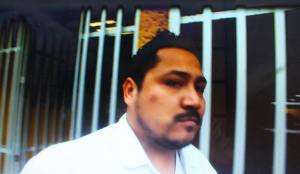 Este camillero de Pemex agredió a un reportero, quiso quitarle su cámara.