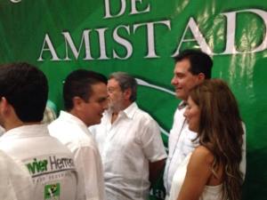 A pesar que ha dicho fuera de cámaras y micrófonos que es su enemigo, el alcalde Joaquín Caballero fue a saludar a Lupita Porras y a Marcos Theurel.