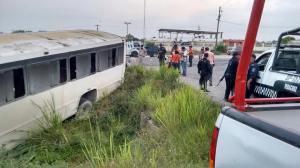La unidad se salió de la carretera; se impactó en una cuneta.