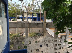 Solo edificaron las columnas… lleva más de 3 meses de abandono.