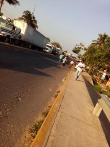 Largas filas de traileres varados en Las Matas. La gente que va hacia Cosoleacaque mejor se va caminando.