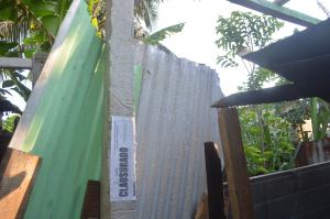 Los sellos de clausura, por "construir" en techo de lámina y madera y postes de cemento.