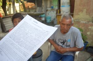 Don Roberto Jiménez, un ancianito que vive en el precarismo en la colonia Popular Morelos, acusó ante Derechos Humanos que sufre persecución del Ayuntamiento tan solo por no ser del PRI.