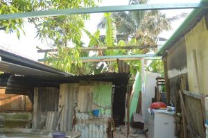 Vivir en la pobreza, en la miseria, también es un delito según menciona don Roberto Jiménez, a quien le pusieron sellos de clausura en su patio de lámina y madera.