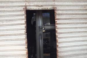 Abrieron la puerta principal con un alambre de acero.