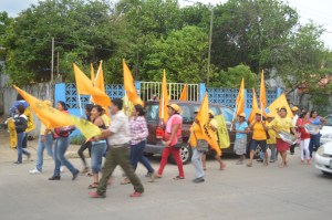 El PRD está pintando Coatzacoalcos con una ola amarillo.