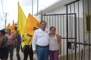 Intenso recorrido en la colonia Puerto México; Rodolfo de la Guardia, candidato a la diputación federal por el PRD, saludó a los vecinos.