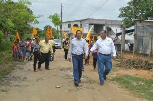 El candidato Rodolfo de la Guardia, del PRD para la diputación federal, recorrió las calles de la colonia Solidaridad en Agua Dulce.