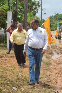El candidato Rodolfo de la Guardia recorrió Agua Dulce con su compañero de fórmula, Juan Aldana.