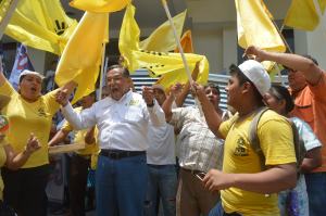 Los perredistas festejaron el triunfo de su candidato, Rodolfo de la Guardia.