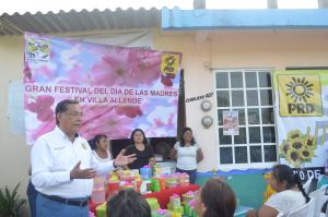 En Villa Allende, el candidato del PRD a la diputación federal, Rodolfo de la Guardia, realizó un festival a las madres y mujeres de esta congregación.
