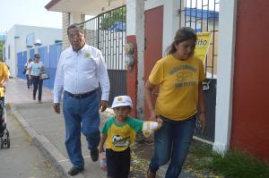 Recorrió la colonia Frutos de la Revolución y la Luis Echeverría Alvarez en Coatzacoalcos.