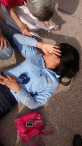 La jovencita de apenas 19 años, María Domínguez, se le enredó su ropa en la patrulla que le impactó por eso se cayó de la moto hacia el pavimento.