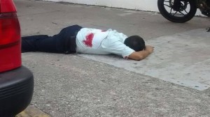 Quedó tirado en un charco de sangre. (Foto.- Valencia)