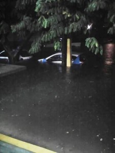 Automovilistas quedaron atrapados en las inundaciones y encharcamientos.