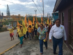 El candidato del PRD, Rodolfo de la Guardia, que contiende para la curul federal, sigue en intensos recorridos por colonias de Coatzacoalcos "hasta que un nuevo sol brille para esta ciudad".