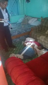 Lo encontraron maniatado; le robaron su casa.