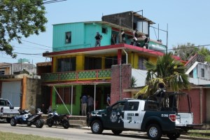 Fue asesinado en plena zona centro; la Policía Naval arribó al lugar del crimen en la calle Malpica de Coatzacoalcos.