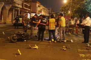 Peritos en criminalística hacen levantamiento del cadáver.