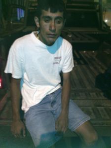 Este es uno de los detenidos; iba a bordo de una motocicleta para cometer el robo.