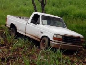 La camioneta donde hallaron el cuerpo, ejecutado a 4 balazos.