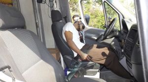 Pretendía huir en un carro del osito de la Bimbo. 