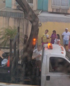 Estaba acompañada de 2 promotoras del voto del PRI, en Puerto Esmeralda, acusaron vecinos.