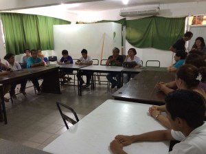 Los padres de familia inmediatamente realizaron una junta con el alumnado, no soltarán las instalaciones hasta una respuesta de las autoridades educativas de nivel federal.