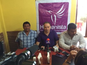 "No le voy a bajar a mi campaña", asegura.