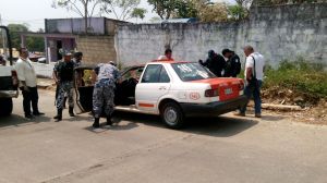 Un vehículo Jetta rojo se les aparejó para darles de disparos.