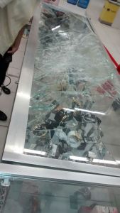 Destruyeron vitrinas los ladrones.