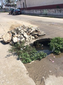 Miles de litros de agua potable se están desperdiciando en la colonia Puerto México; por esta obra mal hecha.