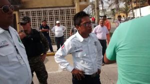 Los oficiales, luego que la multitud les reclamó su atropello hacia la moto.