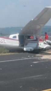 La avioneta quedó a la deriva, fuera de la pista. (Foto Manuel Monroy)